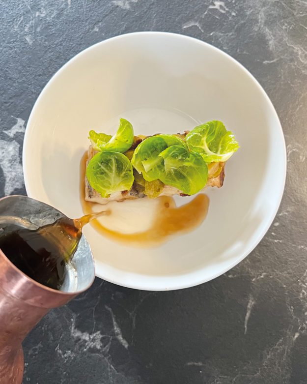 Anguilla al vapore, cavolini di Bruxelles, brodo allo shoyu