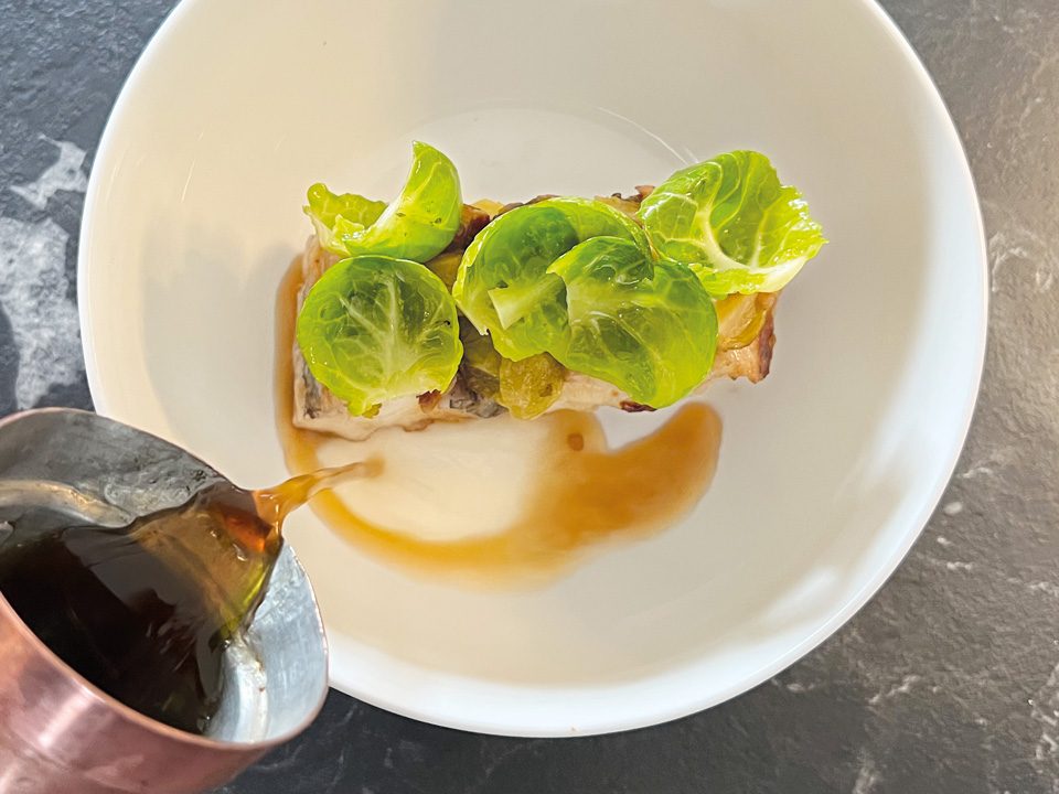 Anguilla al vapore, cavolini di Bruxelles, brodo allo shoyu