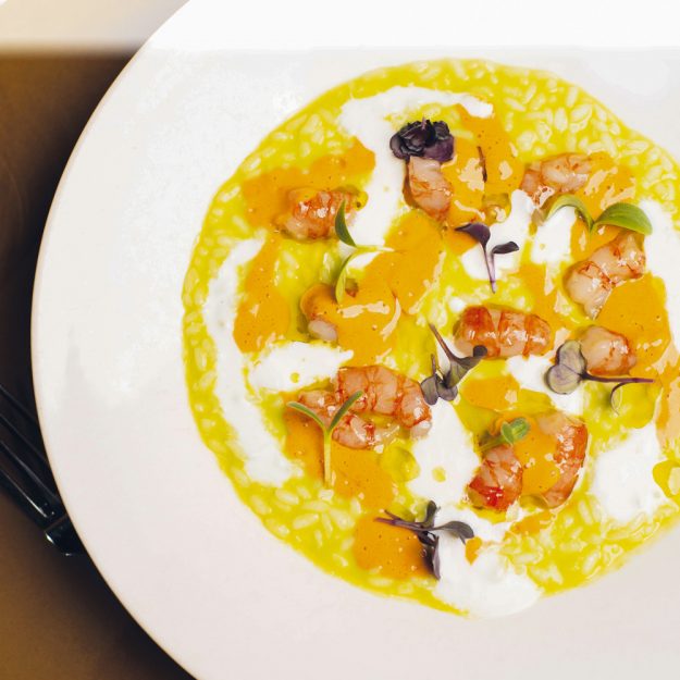 riso con pisellini gamberi burrata
