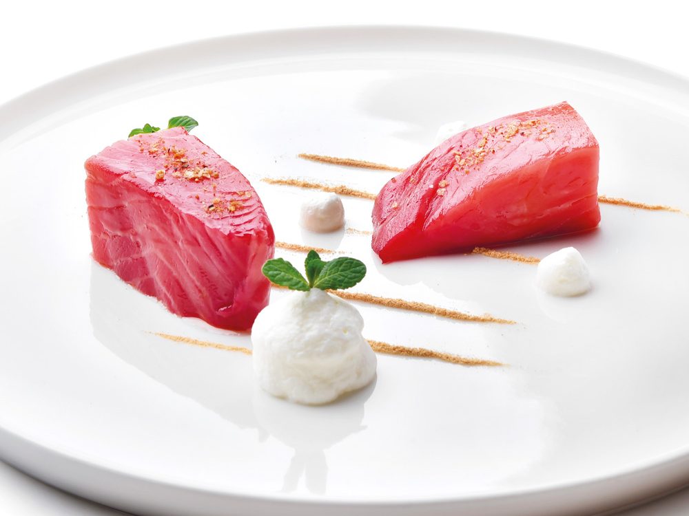 salmone marinato con spuma di caprino e polvere di zenzero