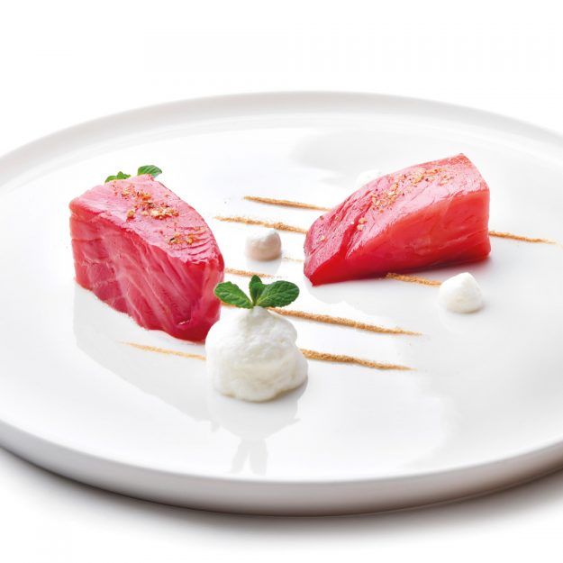 salmone marinato con spuma di caprino e polvere di zenzero