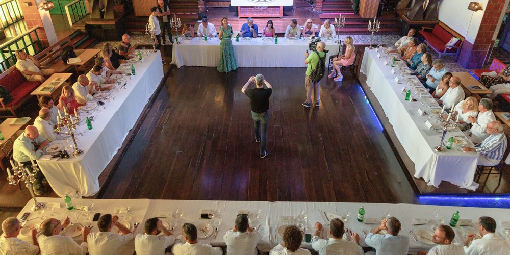 A tavola sulla spiaggia
