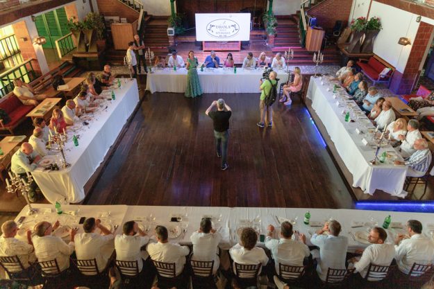 A tavola sulla spiaggia