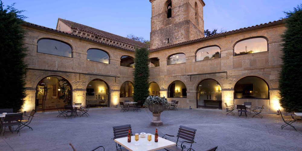 Paradores e la fondazione once