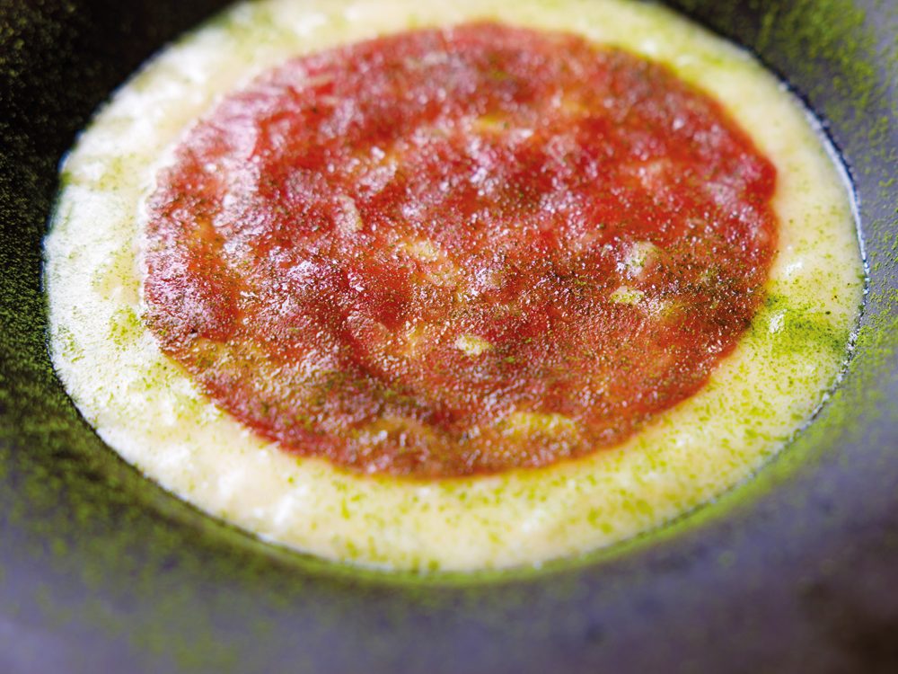 Sintesi-Risotto-affumicato,-battuto-di-pecora-e-polevere-di-alloro_-ph.-Andrea-Di-Lorenzo