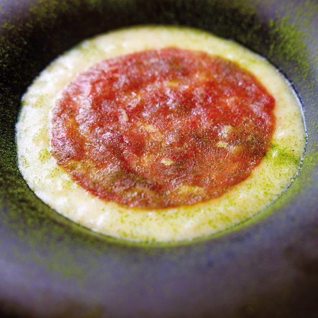 Sintesi-Risotto-affumicato,-battuto-di-pecora-e-polevere-di-alloro_-ph.-Andrea-Di-Lorenzo