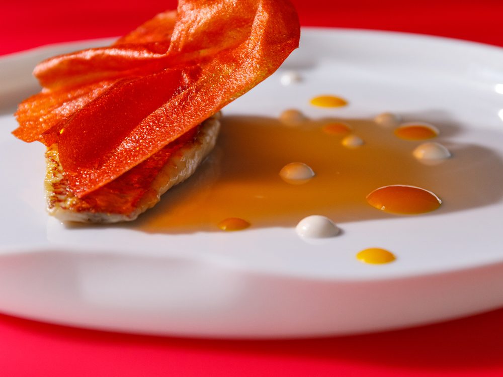 Triglia arrostita, curcuma, peperoni e mandorle