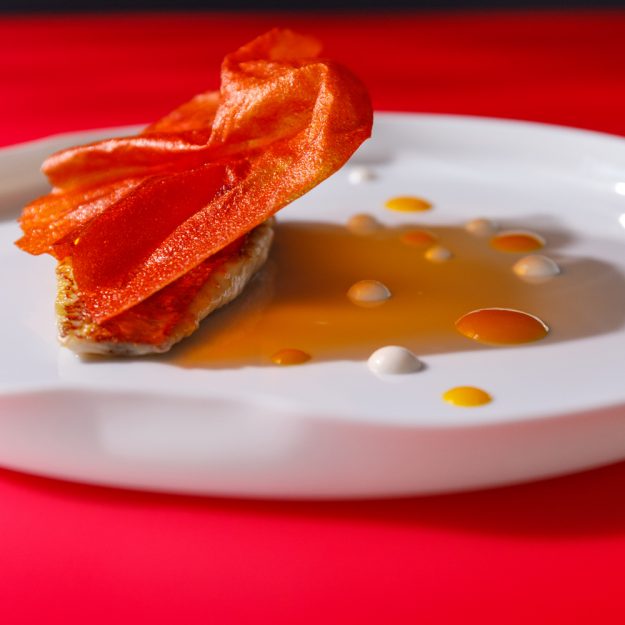 Triglia arrostita, curcuma, peperoni e mandorle