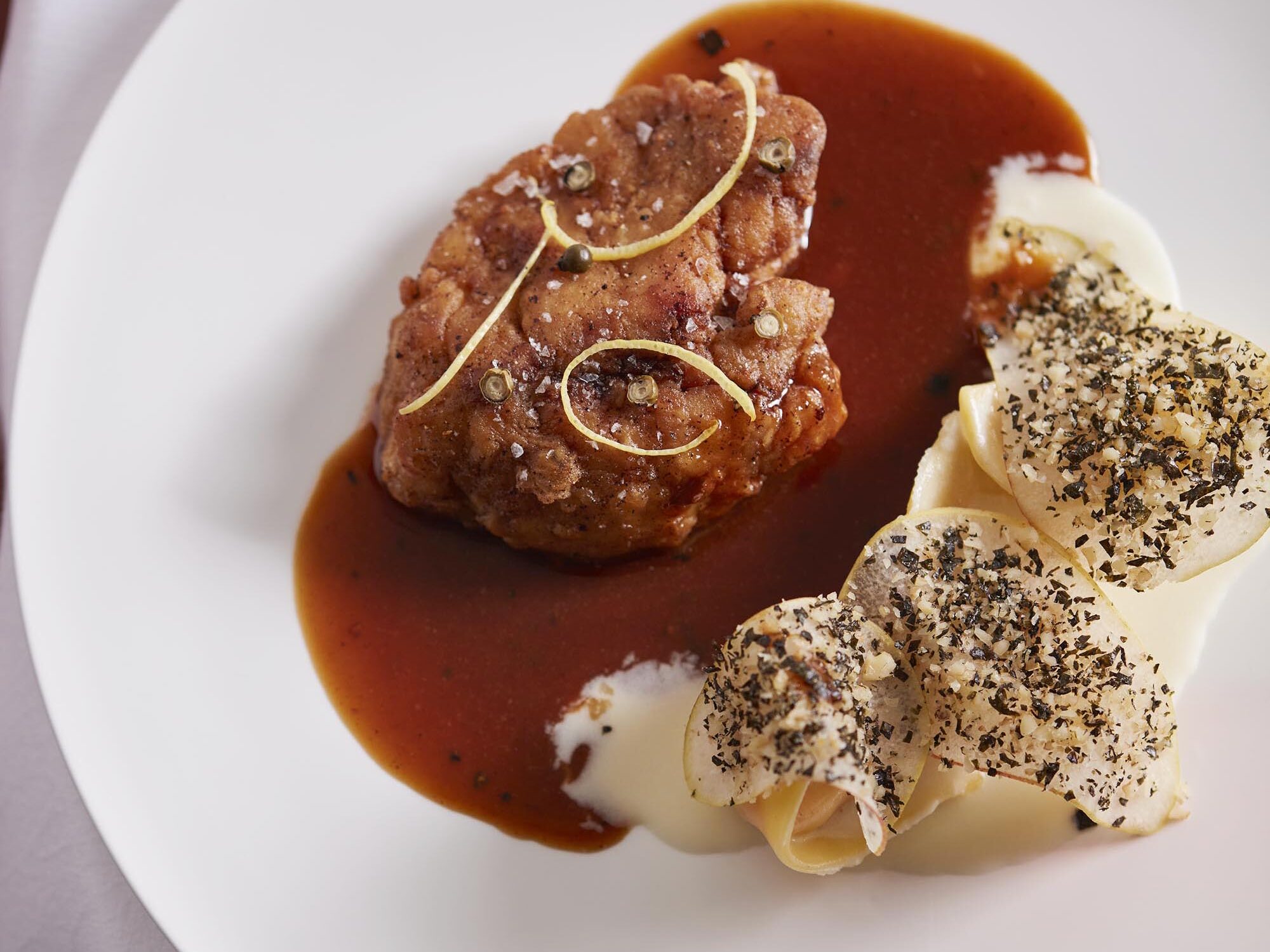 Animella croccante, pere, gorgonzola, salsa poivrade