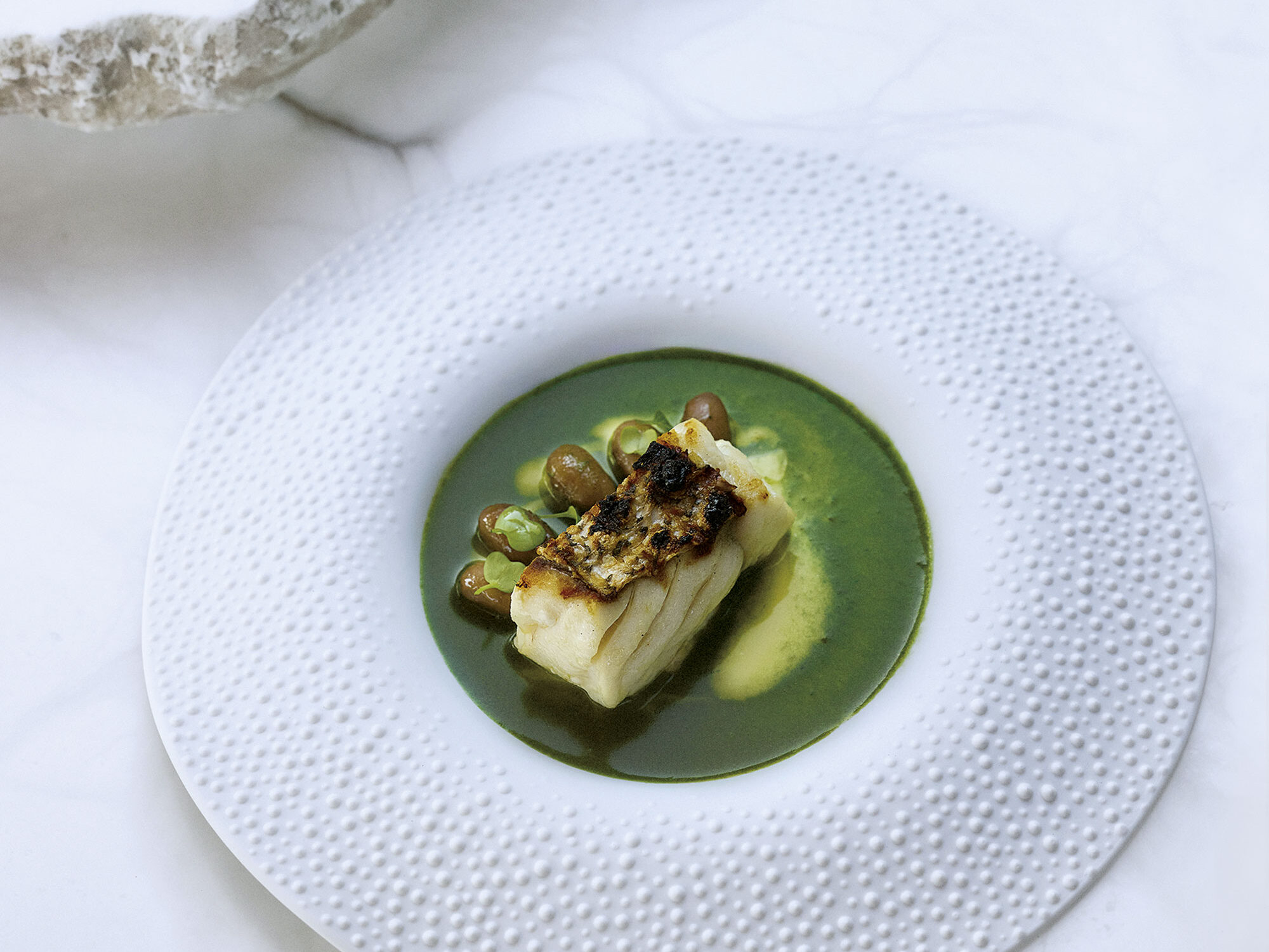 Cernia alla griglia con salsa di pesce allo zafferano e purea di ortica