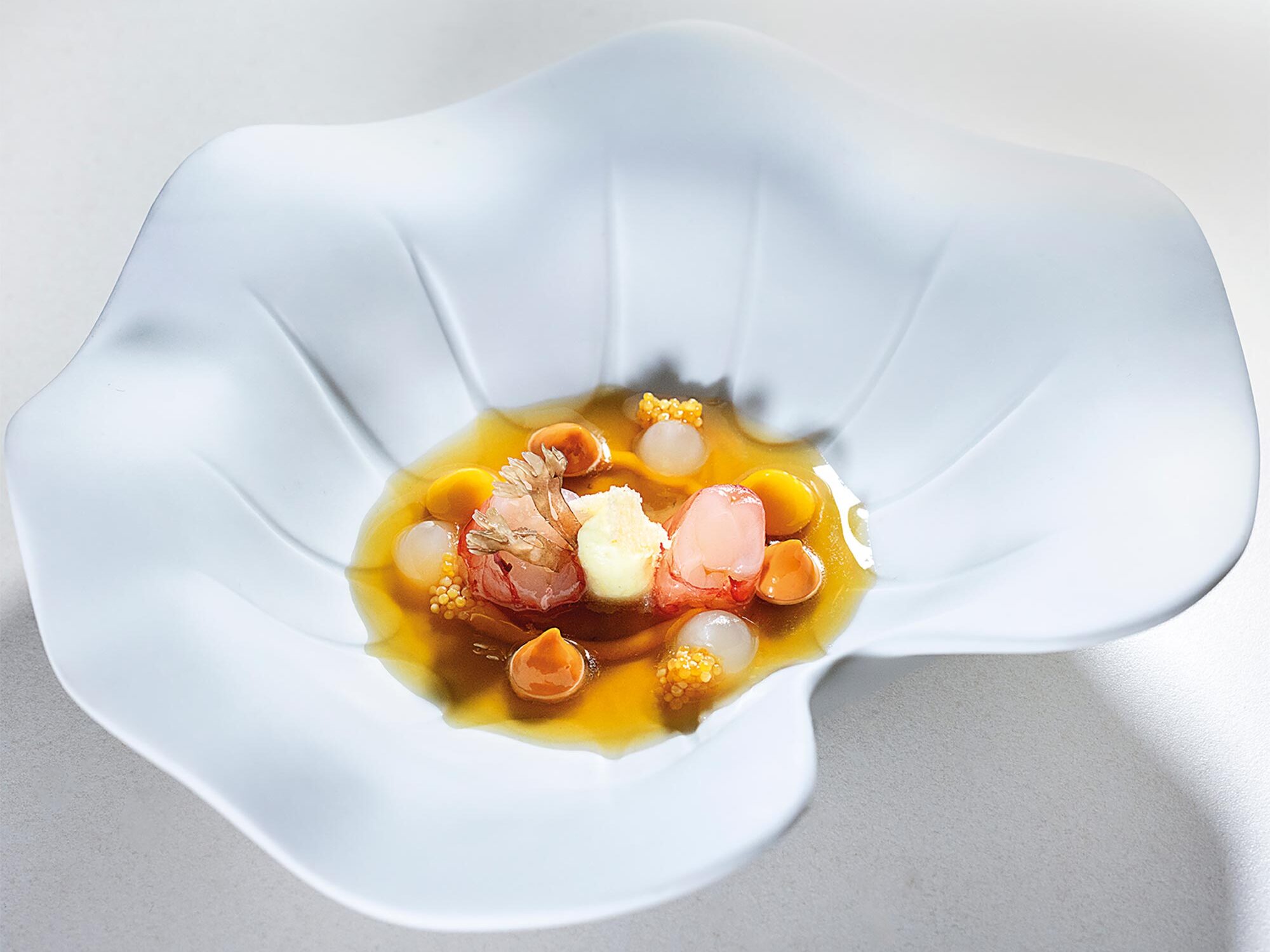 Scampi leggermente cotti, brodo di crostacei e chantilly alla senape