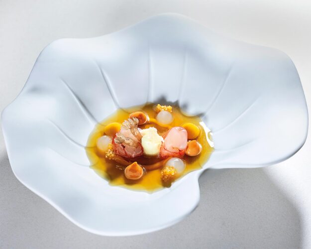 Scampi leggermente cotti, brodo di crostacei e chantilly alla senape