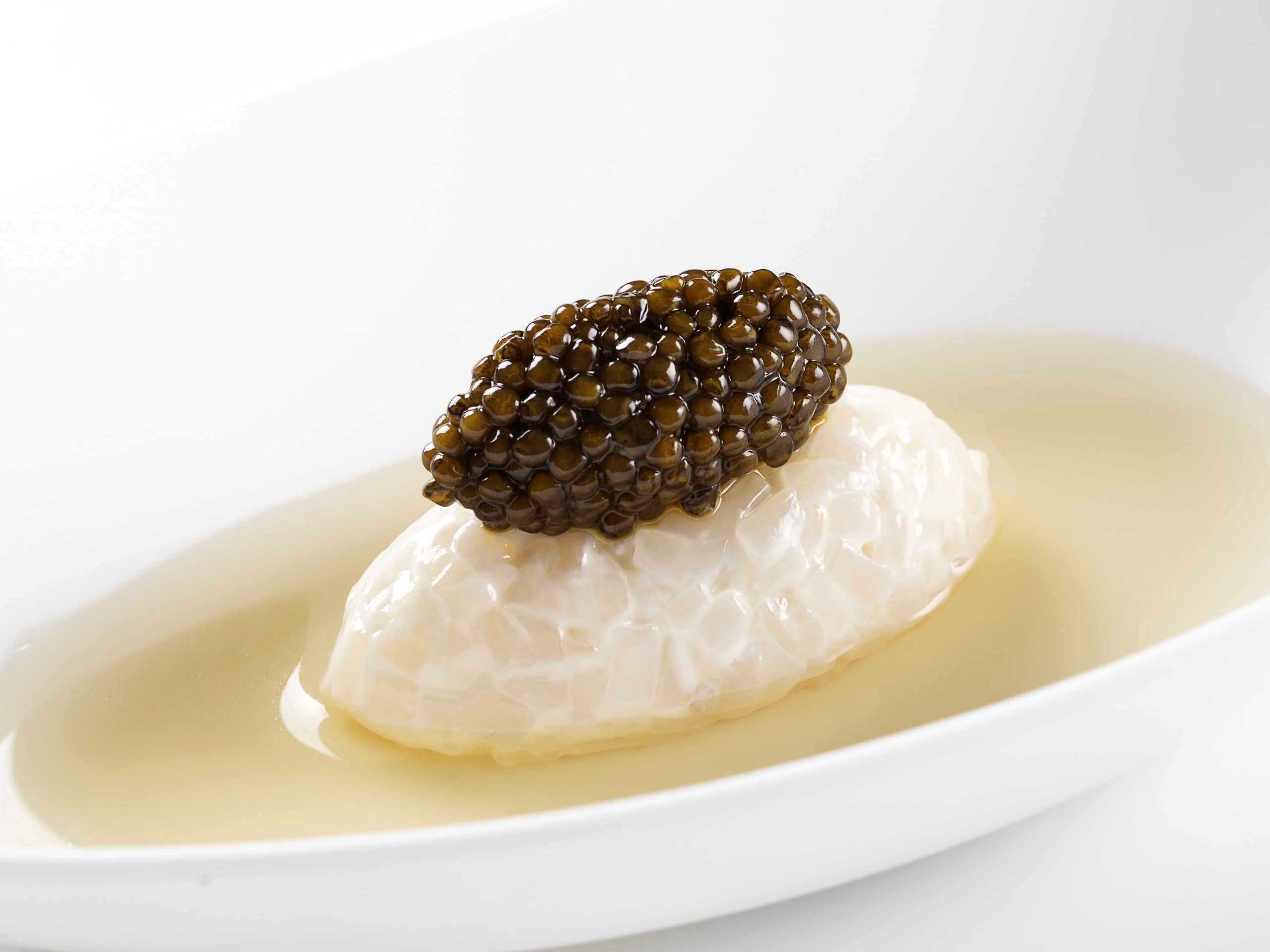 Calamari con caviale e consommé di pollame