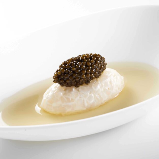 Calamari con caviale e consommé di pollame