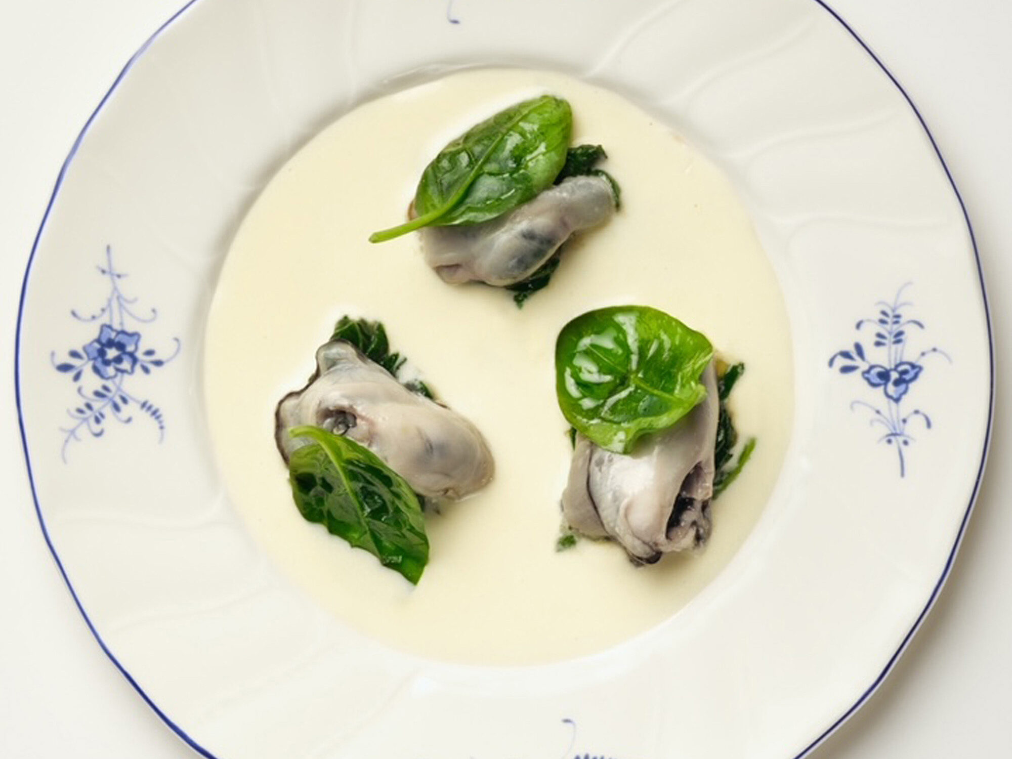 Ostriche alla brace, spinaci e beurre blanc