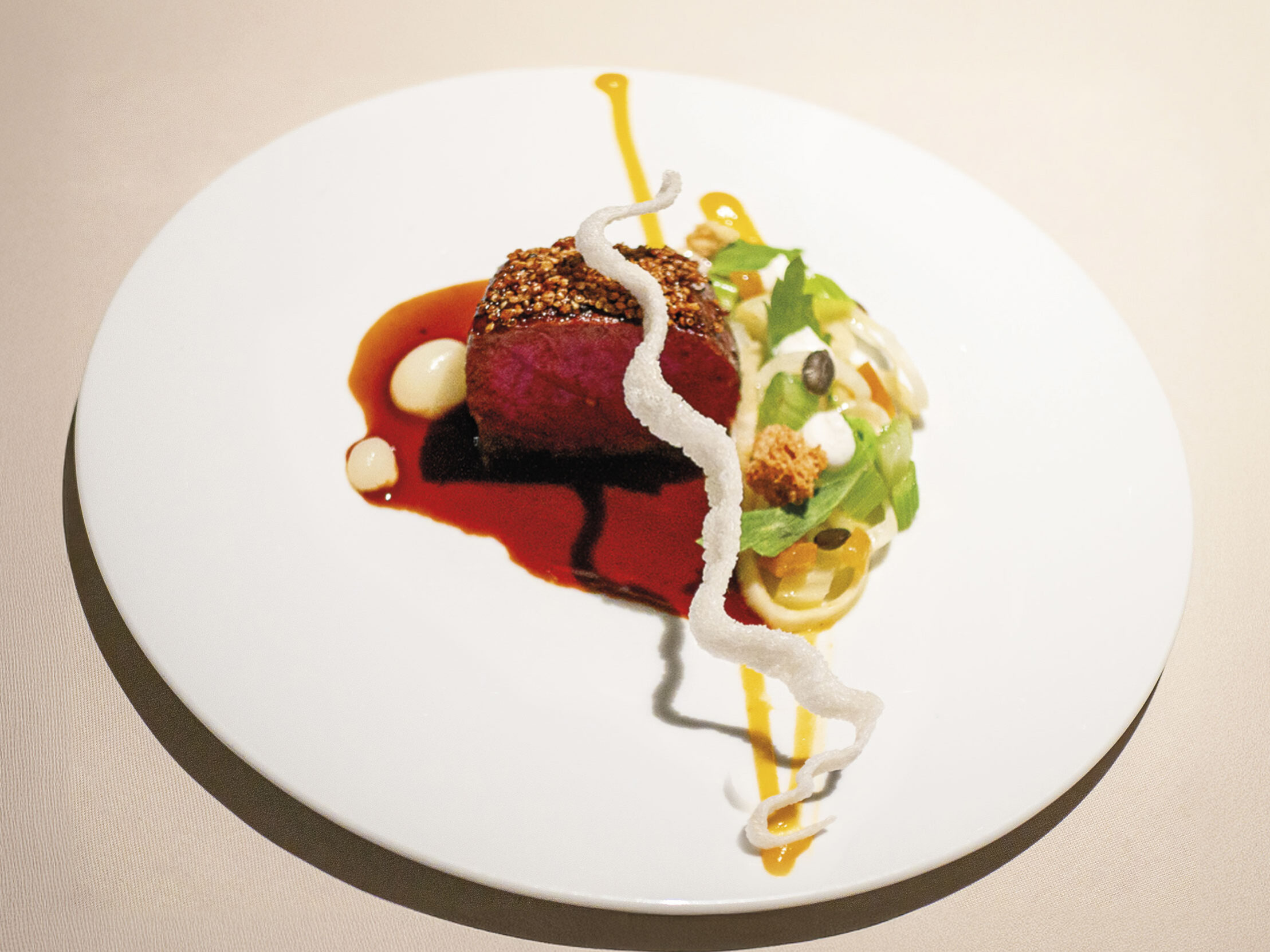 Filetto di cervo al fieno, sedano e albicocca