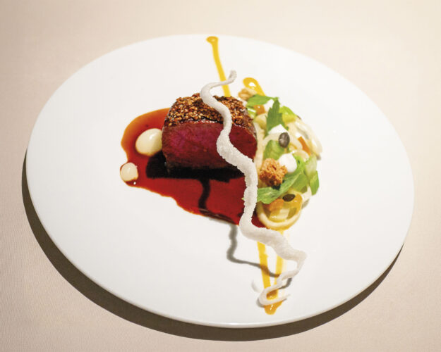 Filetto di cervo al fieno, sedano e albicocca