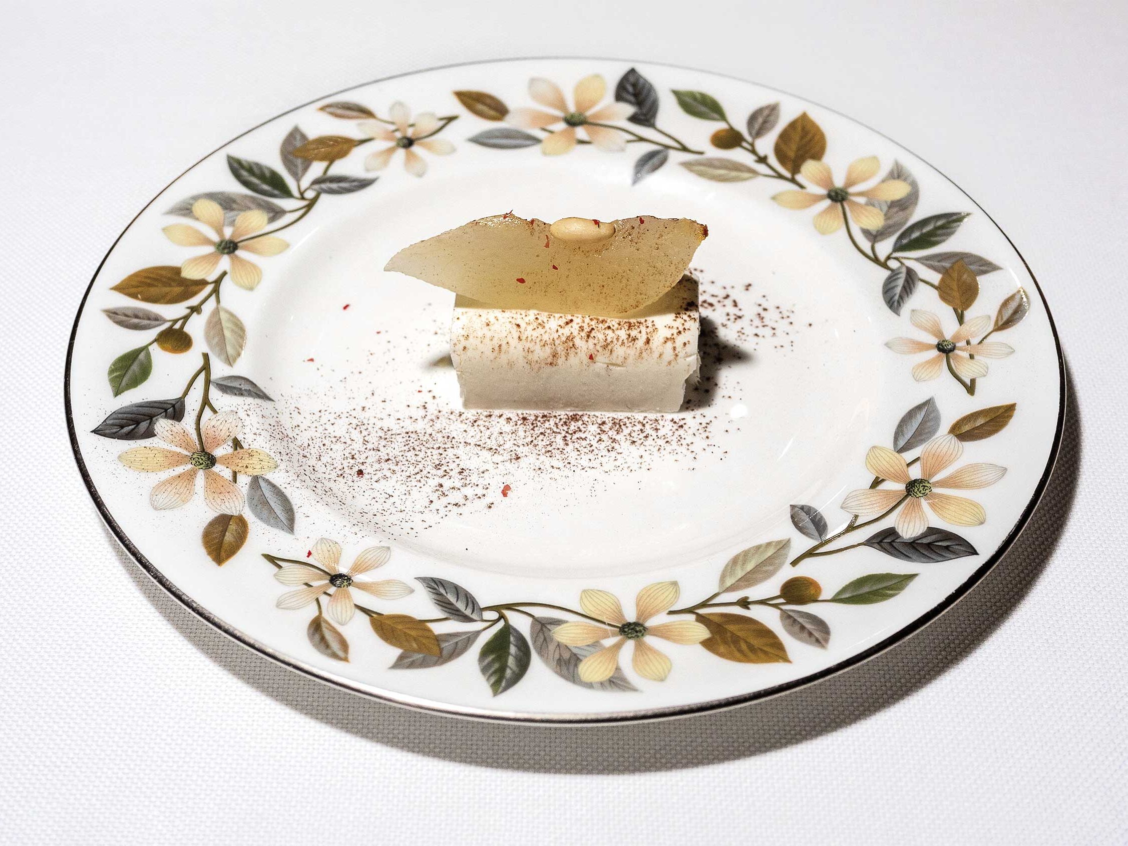 Biancomangiare alla robiola, pere acidule, pinoli