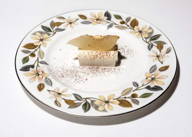 Biancomangiare alla robiola, pere acidule, pinoli