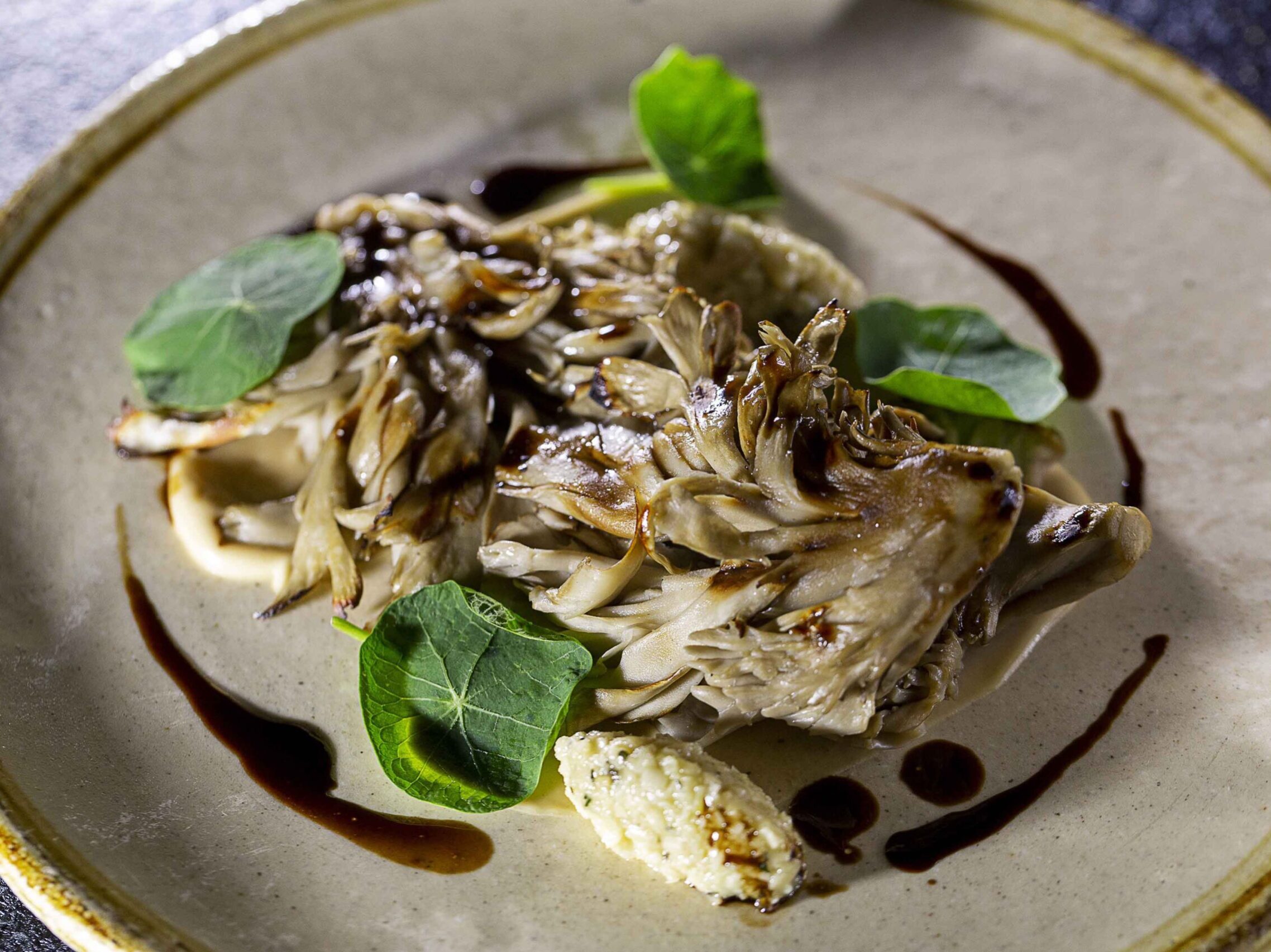 Maitake con pinoli ed emulsione di pinoli e soia