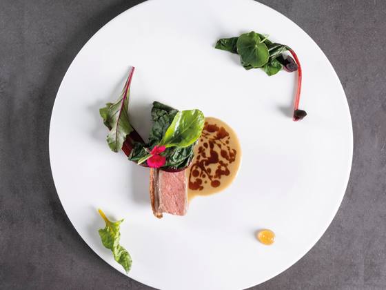 Agnello, fieno greco, ginepro e bietole