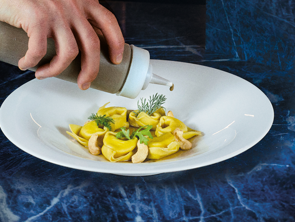 Balanzoni al parmigiano reggiano, crema di sedano rapa, tartufo, il suo fondo e gocce di aceto balsamico