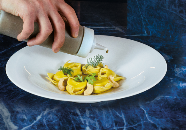 Balanzoni al parmigiano reggiano, crema di sedano rapa, tartufo, il suo fondo e gocce di aceto balsamico