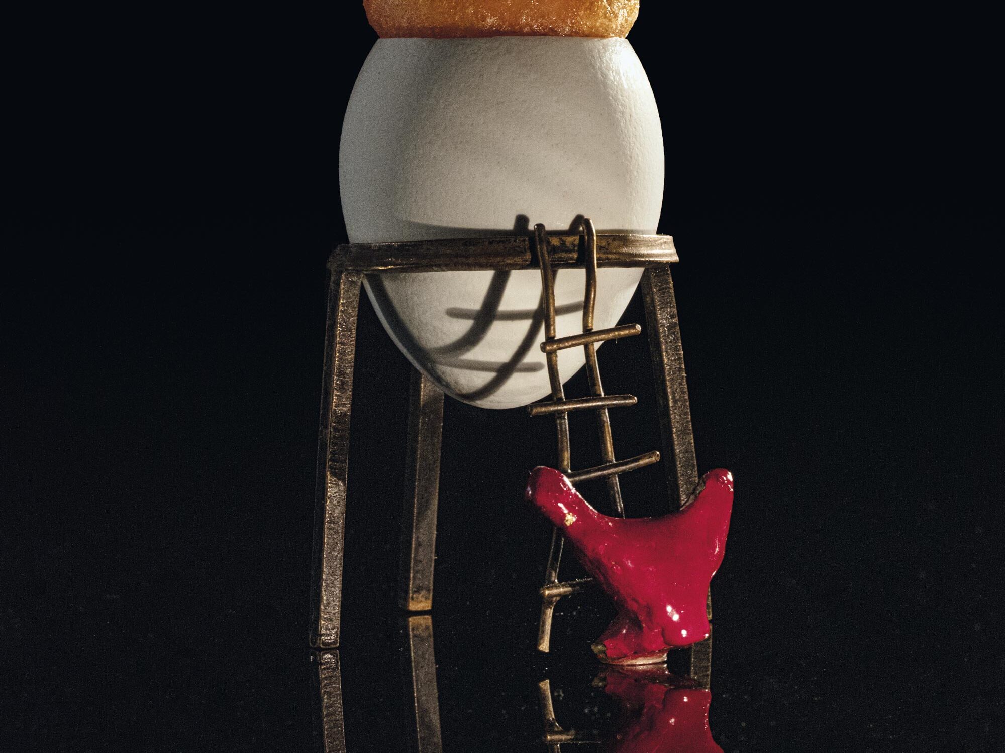 Uovo croccante tuorlo con gelatina calda di funghi