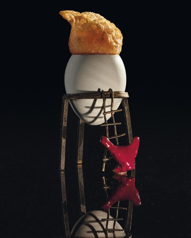 Uovo croccante tuorlo con gelatina calda di funghi