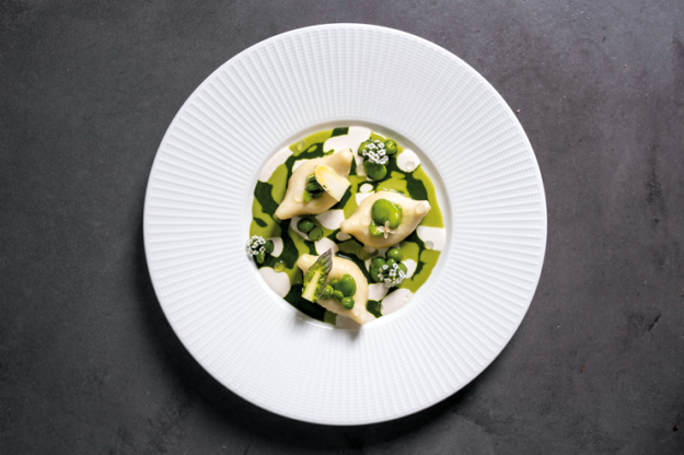 Gnocchi aglio orsino ricotta e pinoli