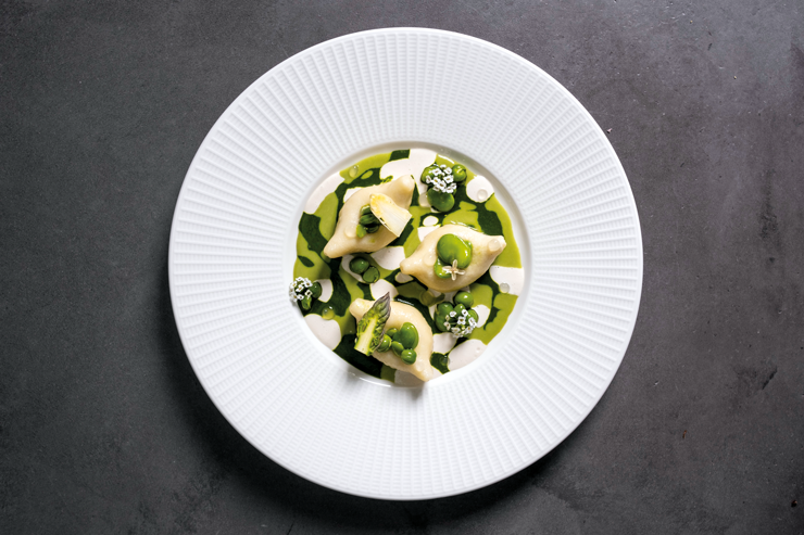 Gnocchi aglio orsino ricotta e pinoli