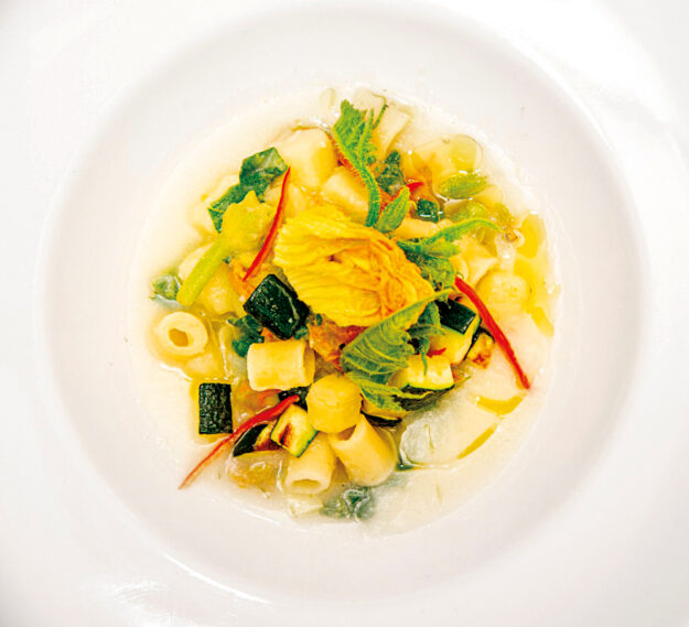 Pasta, patate, talli, zucchine e fiori di zucca