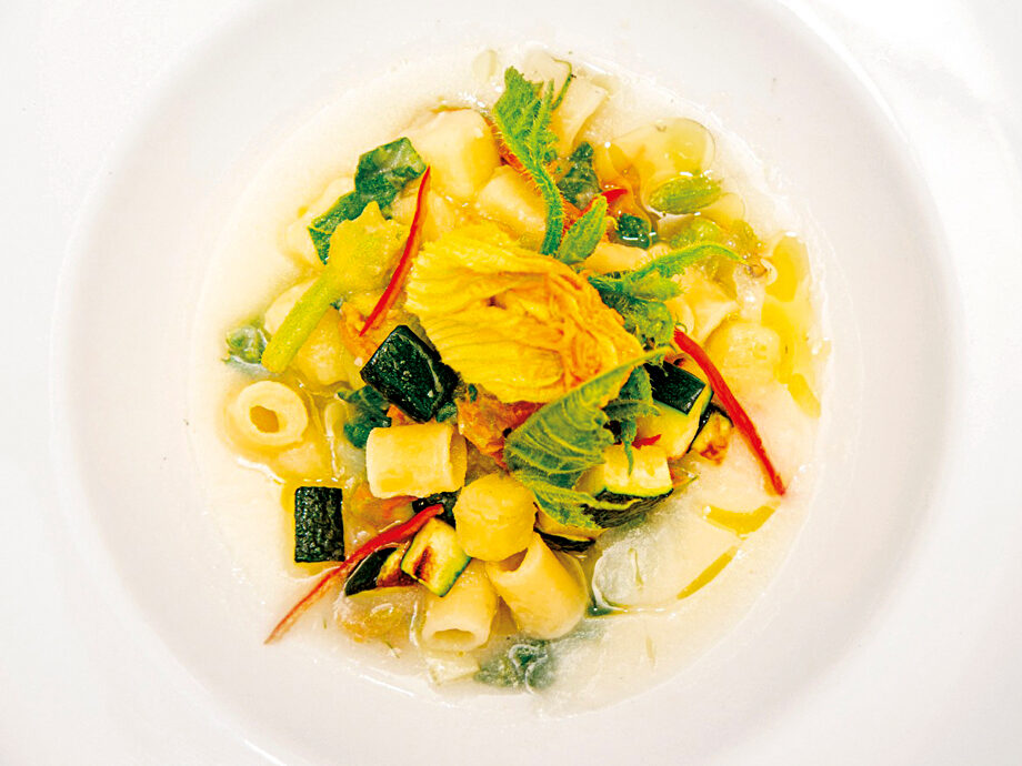 Pasta, patate, talli, zucchine e fiori di zucca