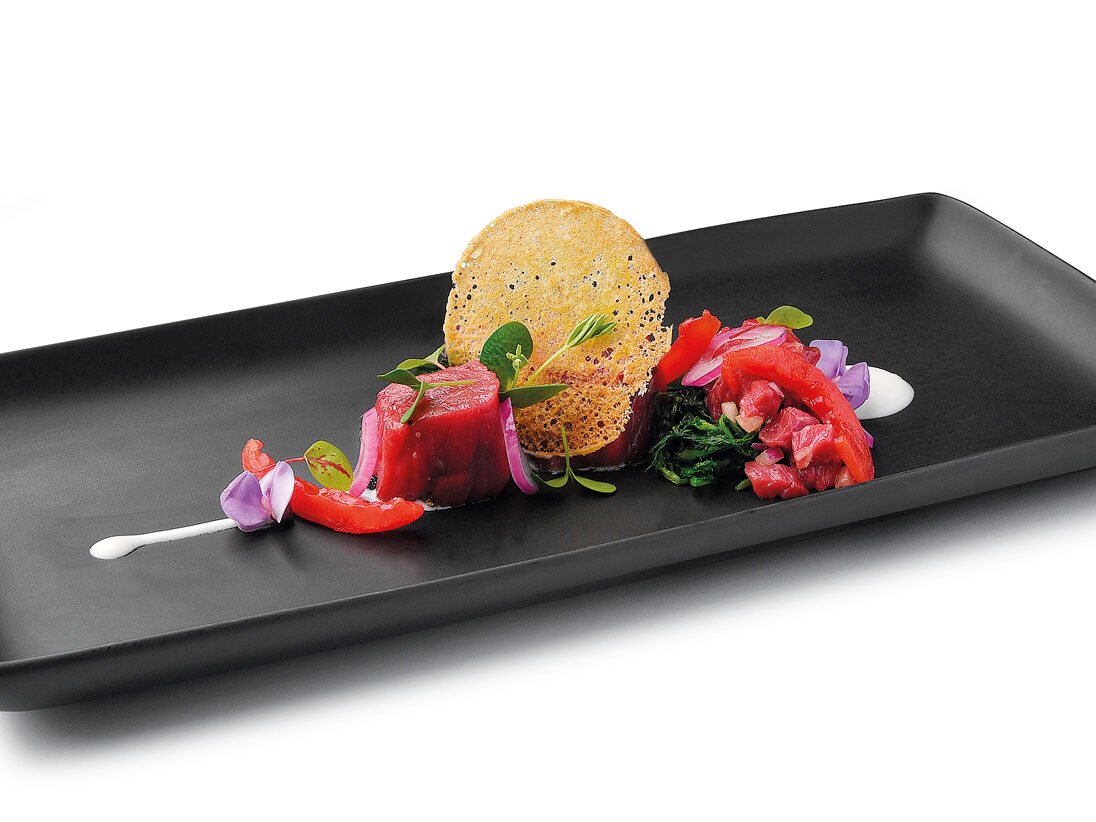 Cubo di Chianina su germogli di finocchio, pendolino confittato e fonduta di caprino