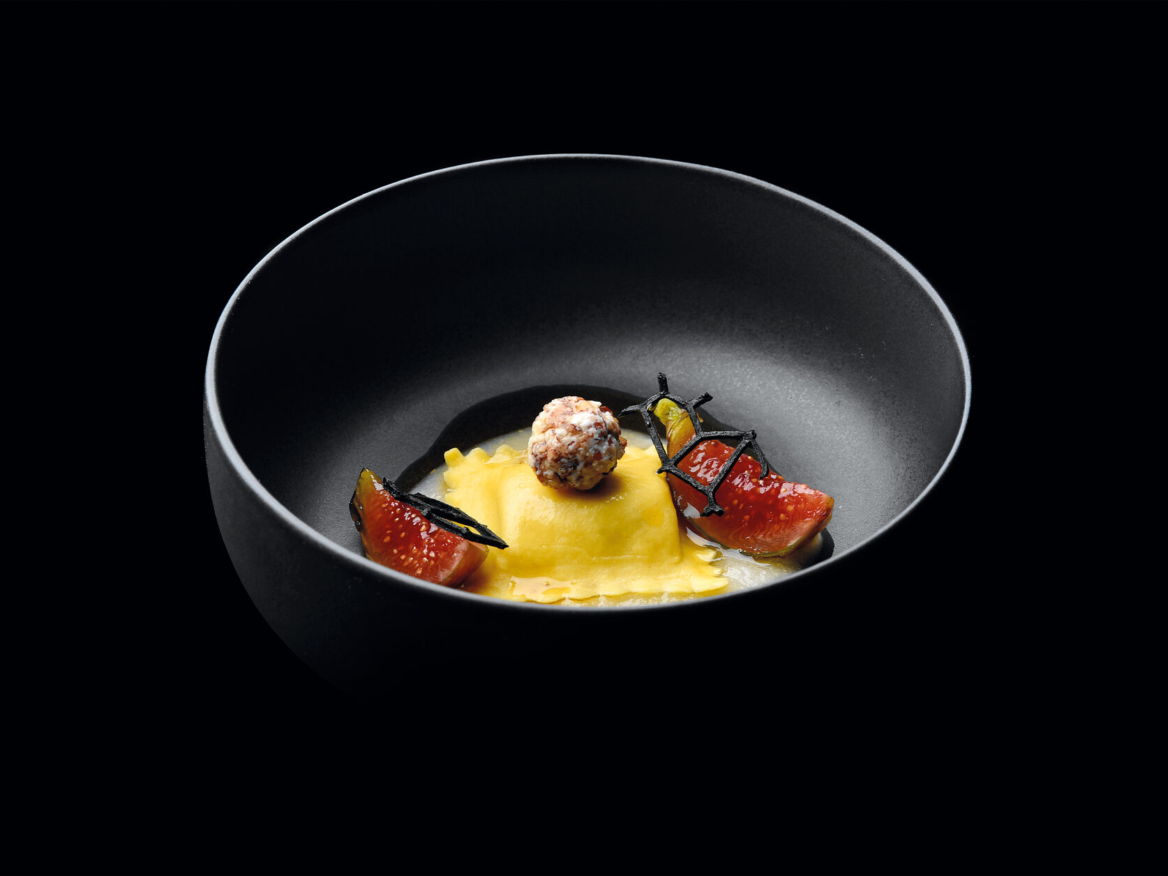 Scrigni© con “Gorgonzola DOP” e cioccolato Ruby con Gazpacho di pere, Rocher di ricotta e noci Pecan, fichi e timo caramellati a freddo