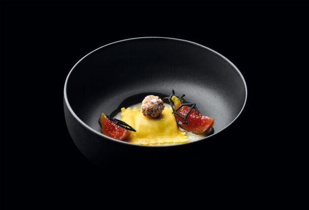 Scrigni© con “Gorgonzola DOP” e cioccolato Ruby con Gazpacho di pere, Rocher di ricotta e noci Pecan, fichi e timo caramellati a freddo