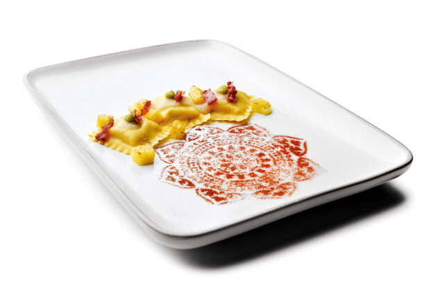 Scrigni© con “Gorgonzola DOP” e cioccolato Ruby cotti in estrazione di Bacon, tartare di ananas e salsa Guacamole