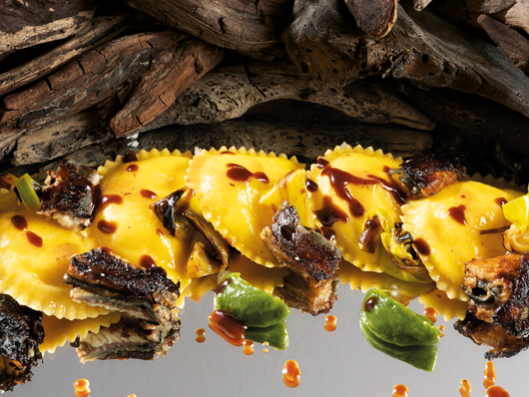 Raviolotti con polenta e Montasio DOP con anguilla, porro e salsa teriyaki al gin Caleri