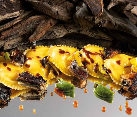 Raviolotti con polenta e Montasio DOP con anguilla, porro e salsa teriyaki al gin Caleri