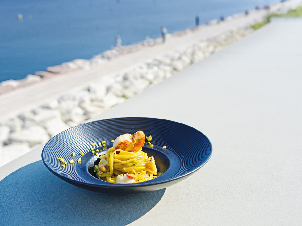 Garbugli® Taglierini a sfoglia ruvida con polpa di capesante nostrane, pesto di pistacchio e granella di pistacchio di bronte