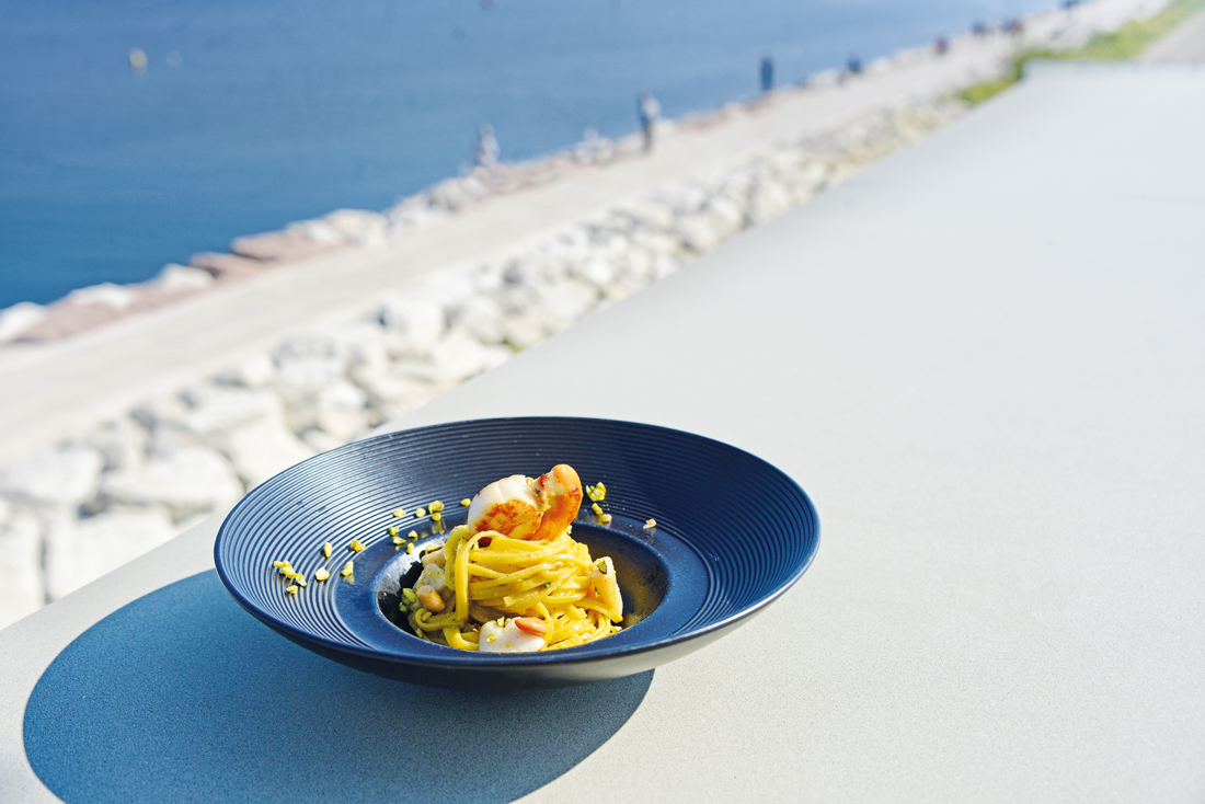 Garbugli® Taglierini a sfoglia ruvida con polpa di capesante nostrane, pesto di pistacchio e granella di pistacchio di bronte