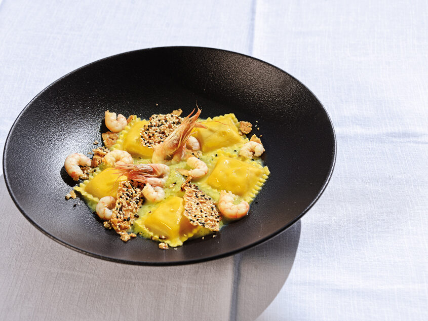 Scrigni® ripieni agli scampi su vellutata di zucchine, gambero rosa di mazara del vallo e croccante dolce-salato alle mandorle, sesamo bianco e nero con fiocchi di sale maldon