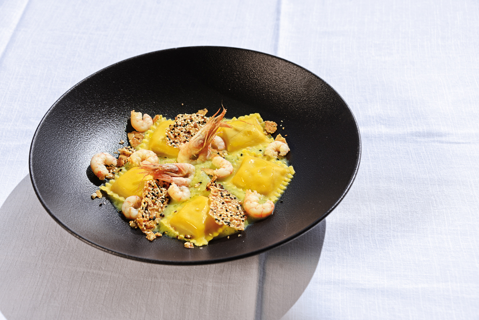 Scrigni® ripieni agli scampi su vellutata di zucchine, gambero rosa di mazara del vallo e croccante dolce-salato alle mandorle, sesamo bianco e nero con fiocchi di sale maldon