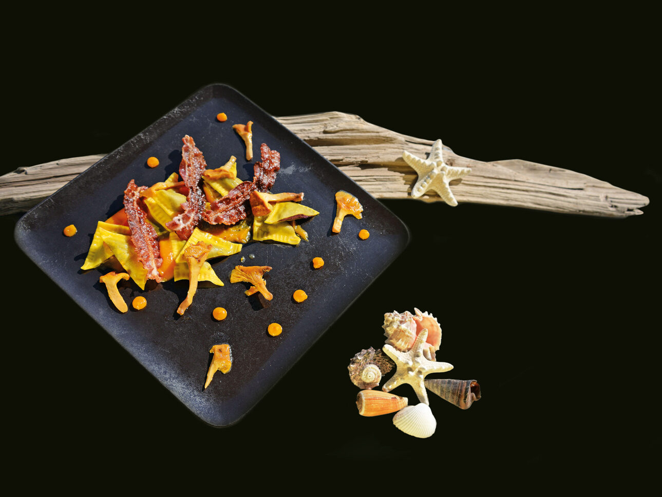 Violette su crema di zucca violina con fettine di bacon affumicato croccante