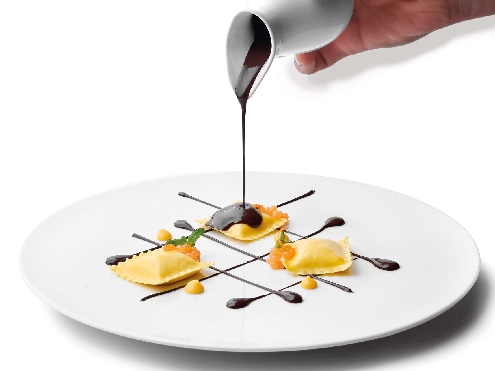 Scrigni© con “Gorgonzola DOP” e cioccolato Ruby con curd di agrumi, caviale di arance e salsa fondente