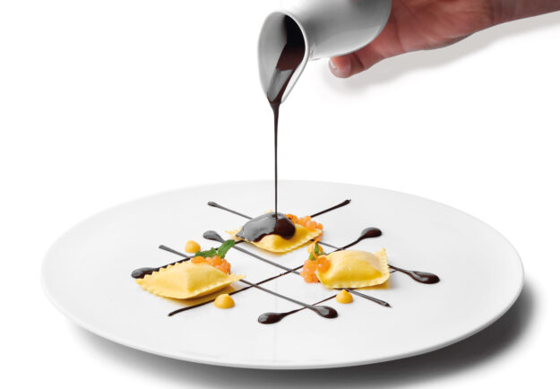 Scrigni© con “Gorgonzola DOP” e cioccolato Ruby con curd di agrumi, caviale di arance e salsa fondente