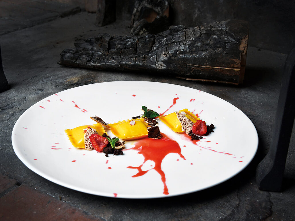 Scrigni© con “Gorgonzola DOP” e cioccolato Ruby nappati al mou con coulis acido di lamponi e terra al cacao