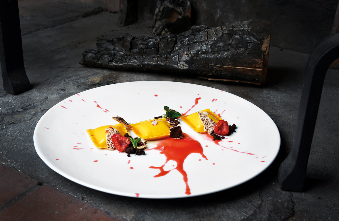 Scrigni© con “Gorgonzola DOP” e cioccolato Ruby nappati al mou con coulis acido di lamponi e terra al cacao