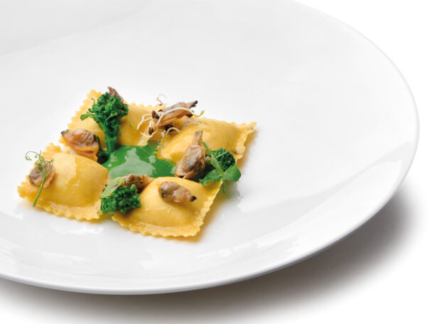 Scrigni© con “Gorgonzola DOP” e cioccolato Ruby con vongole veraci e vellutata alle cime di rapa