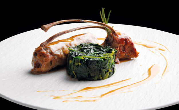 Crepinette d’agnello con le sue costine alla camomilla e spinaci in foglia al burro di montagna